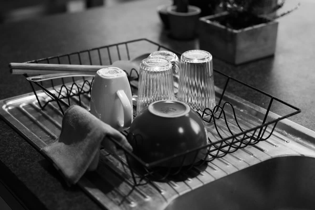 Mugs and glasses drying in a small dish rack