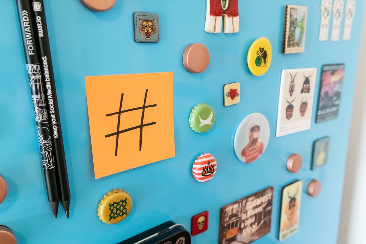 Magnets and notes on a metal surface